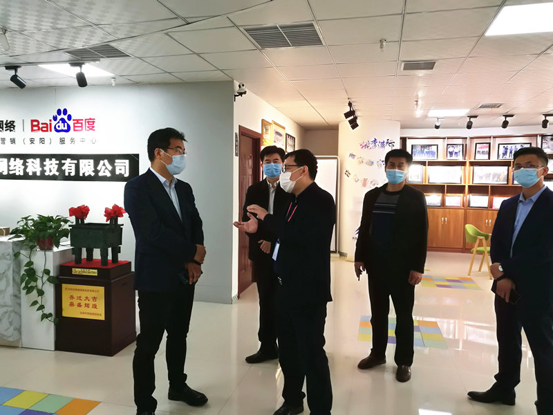 安陽市商務局副局長張躍勇，攜同天津伍創(chuàng)電子商務有限公司李富民一行蒞臨安陽青峰網絡參觀指導?。?>
                        </a>
                    </div>
                </div>
                <div   id=